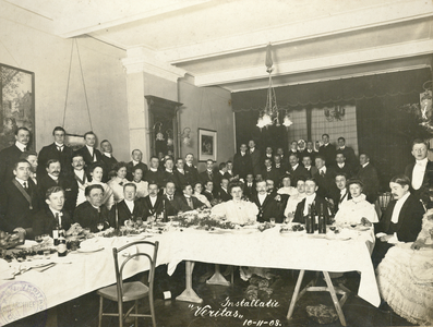 833127 Groepsportret van de deelnemers aan het installatie-diner voor nieuwe leden van de Utrechtse studentenvereniging ...